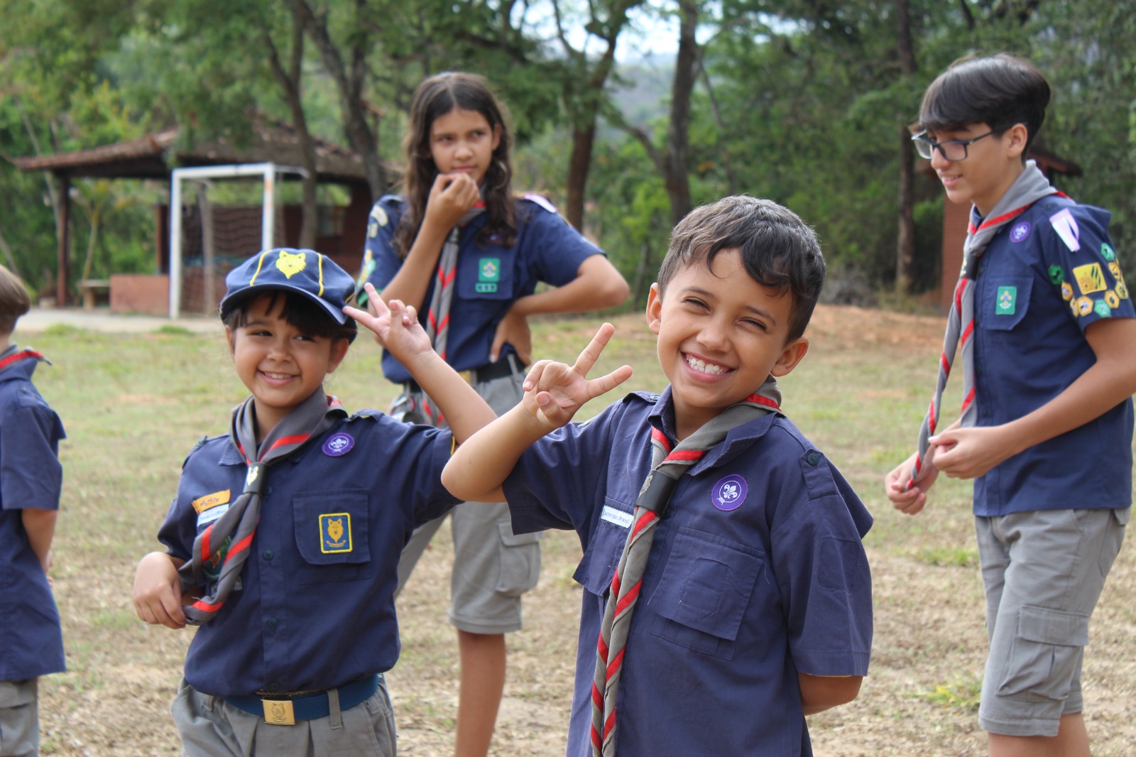 Fogo de conselho com escoteiros